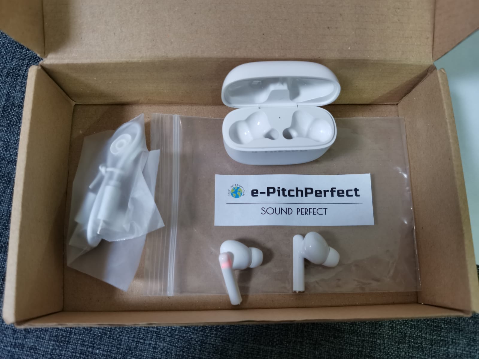GTEC INTERNATIONAL 的 e-PitchPerfect (e-PP) BT 耳塞。最好的质量和清晰的声音、质量结构和最先进的蓝牙和声音技术在美国设计和制造