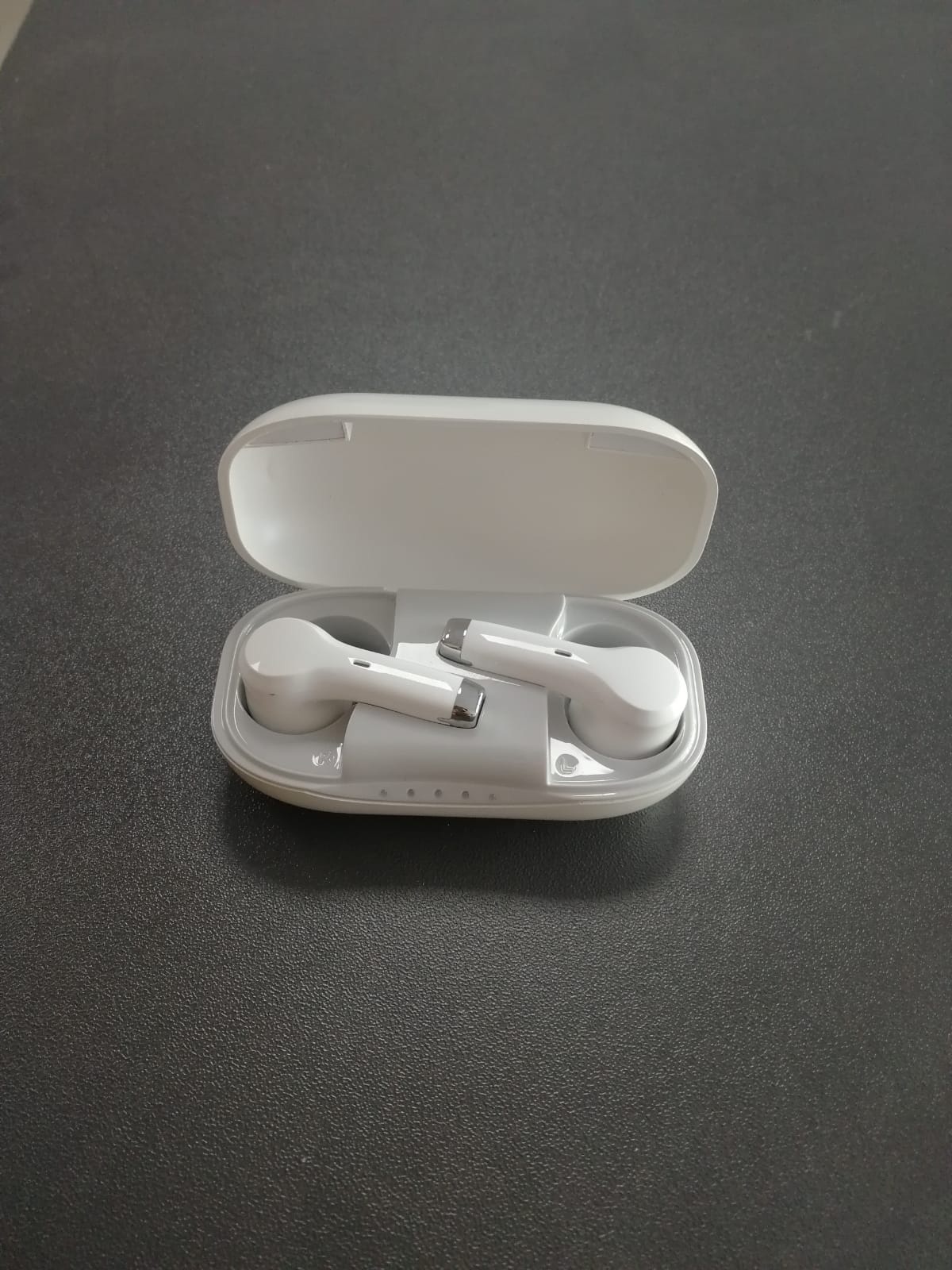 eEAR®-TWS-BT-001 Audífonos estilo Airpod, muy discretos, no se parecen a los audífonos típicos, sino que se parecen a los Airpods de moda Bluetooth suministrados por las principales marcas de teléfonos móviles