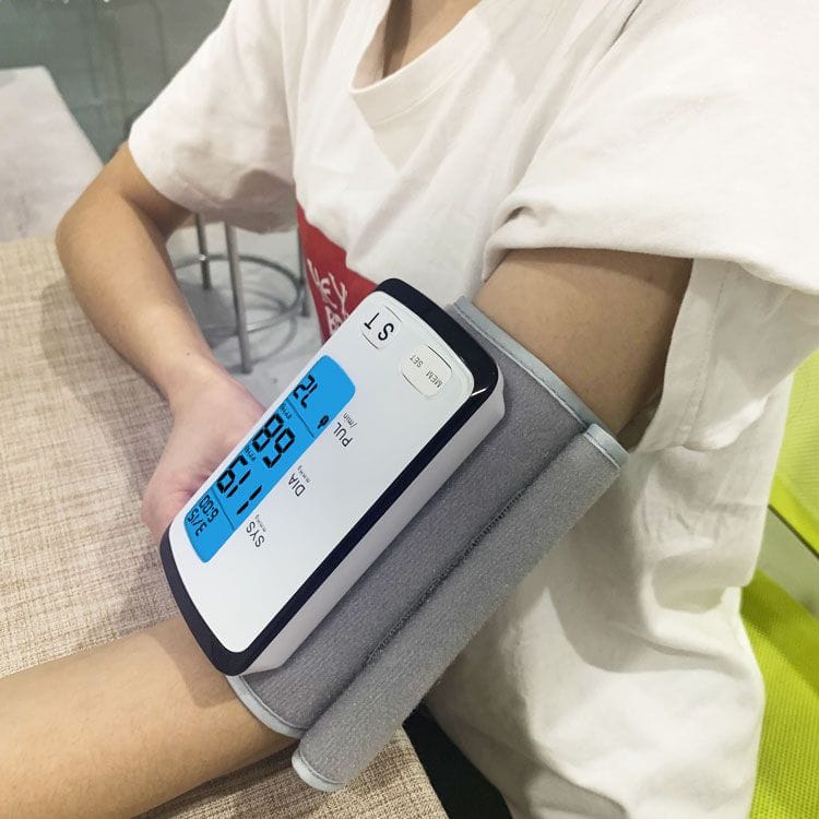 e-BPressure-BT : モバイルまたはコンピュータに接続し、介護者または医療サービス提供者と情報を共有するための Bluetooth 内蔵の上腕電子自動血圧計