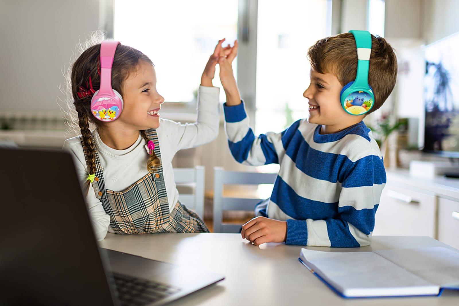 e-PitchPerfect (e-PP) 67M Auriculares inalámbricos para niños con micrófono En la oreja Almohadillas de proteína cómodas Diseñado y fabricado en los EE. UU.